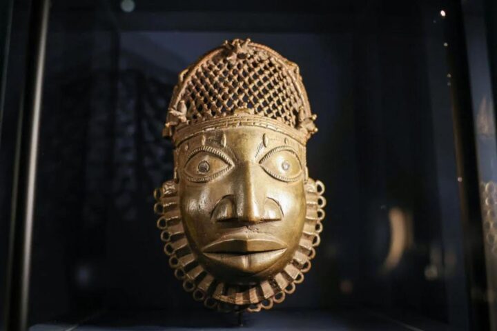 Bronze retornat a Benín d'un museu de Colònia, Alemanya (fotografia: Oliver Berg-Getty Images).
