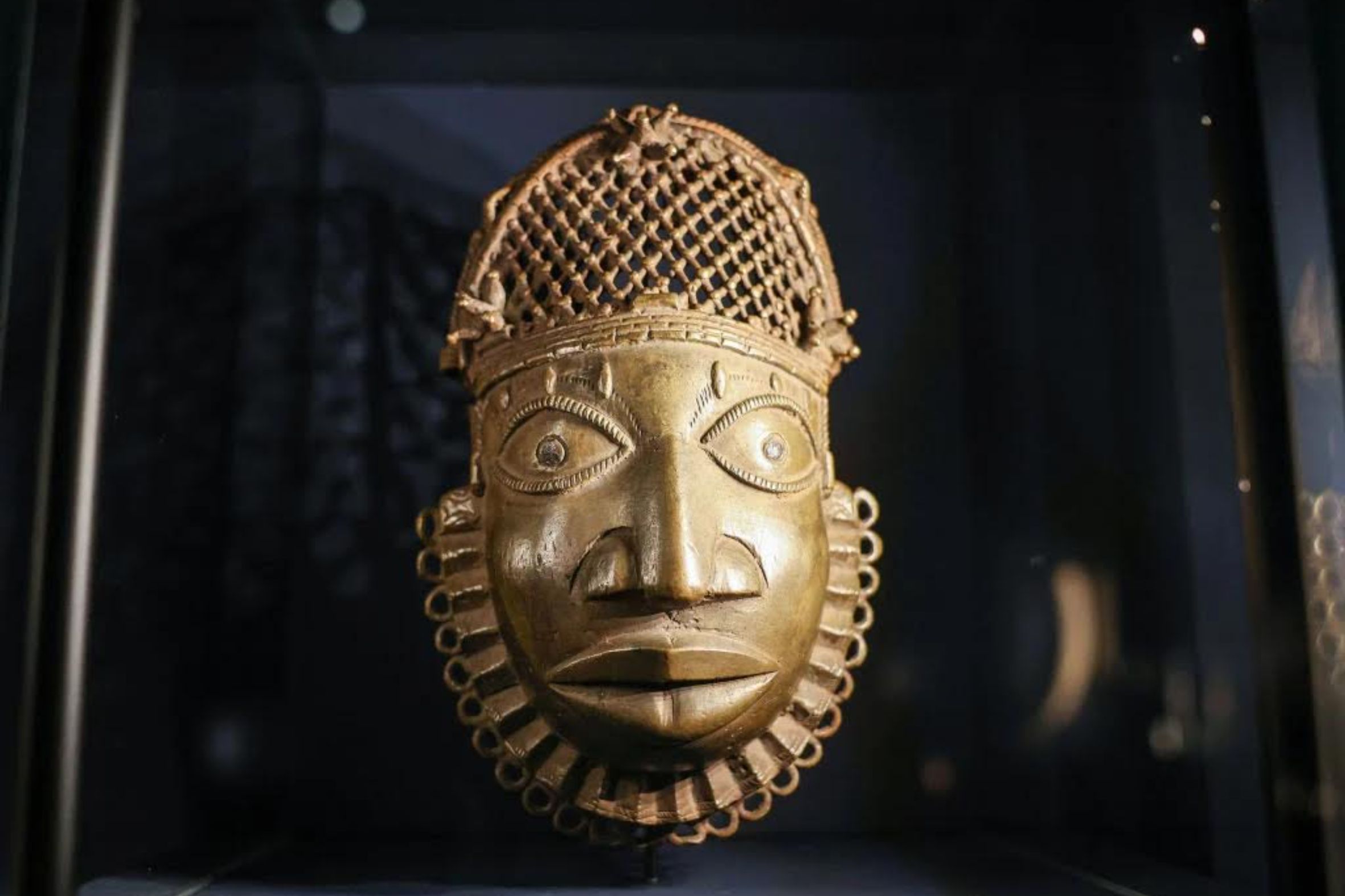 Bronze retornat a Benín d'un museu de Colònia, Alemanya (fotografia: Oliver Berg-Getty Images).