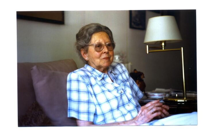 La bibliotecària i escriptora Montserrat Mussons a casa seva l’any 1996 (fotografia cedida per la família).