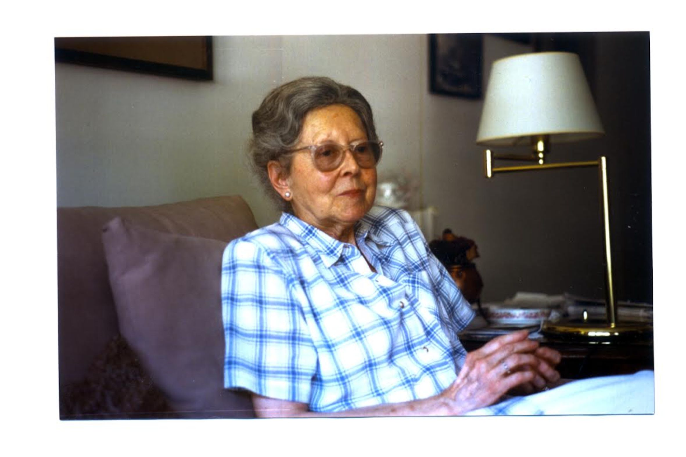 La bibliotecària i escriptora Montserrat Mussons a casa seva l’any 1996 (fotografia cedida per la família).