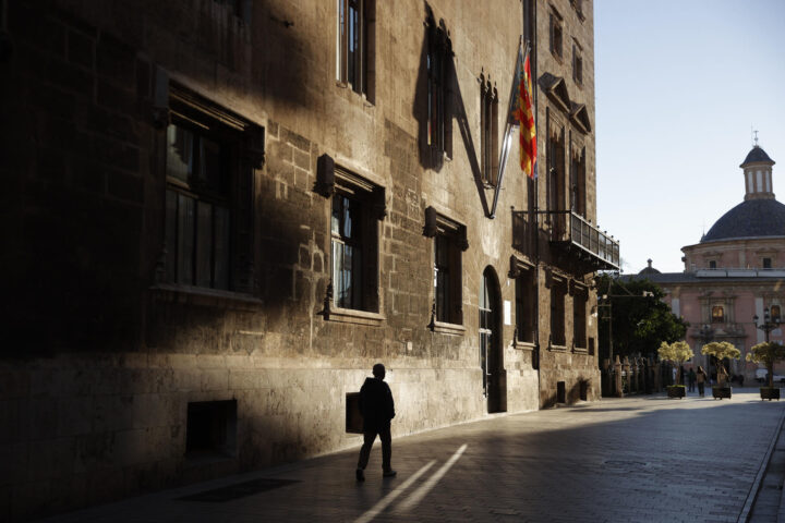 La porta del palau de la Generalitat al carrer de Cavallers (fotografia: Manuel Bruque).