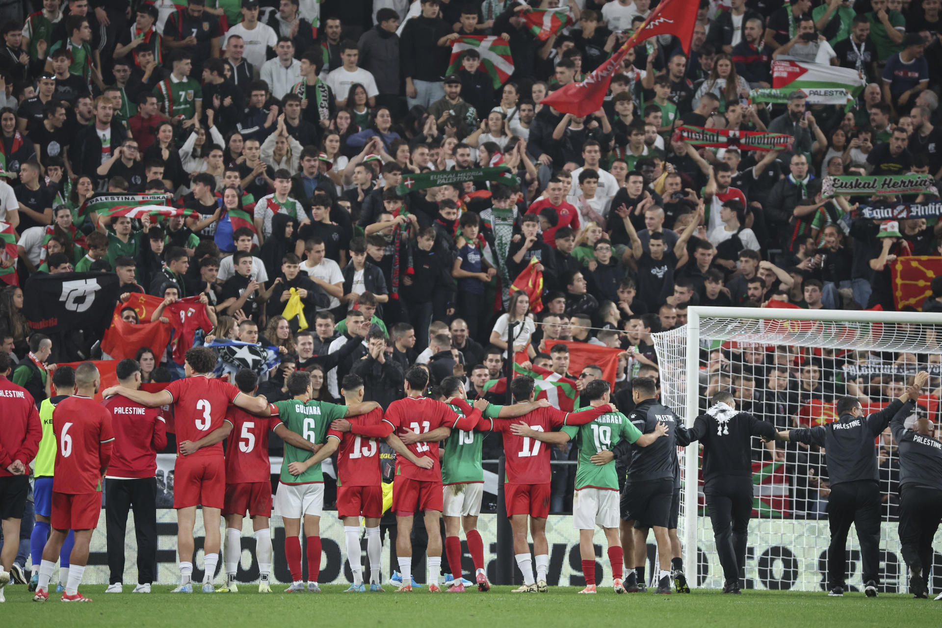 Els dos equips saluden el públic al final del partit. (Fotografia: Luis Tejido)