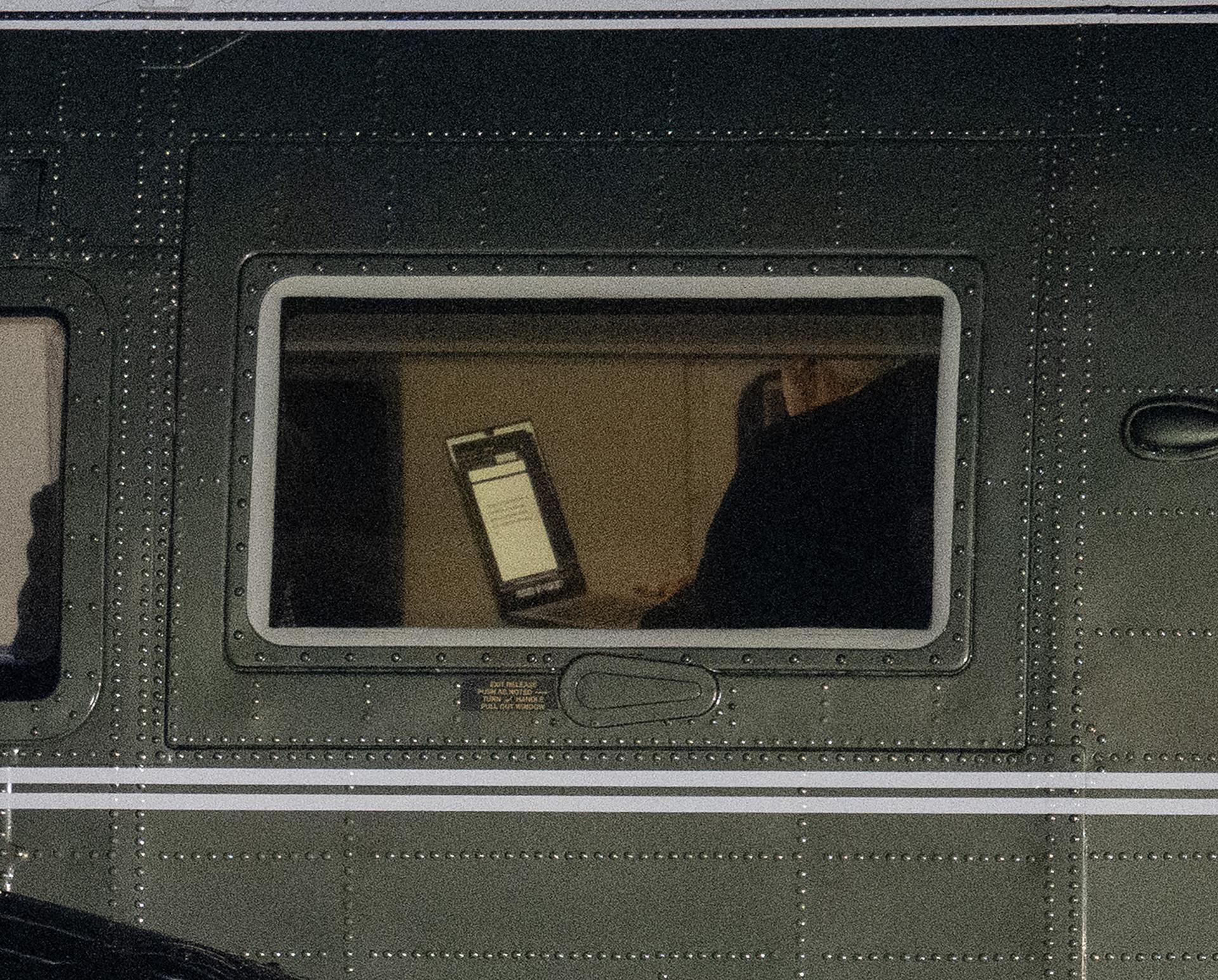 El president dels EUA, Donald Trump, mirant el seu portàtil dins de l'helicòpter Marine One