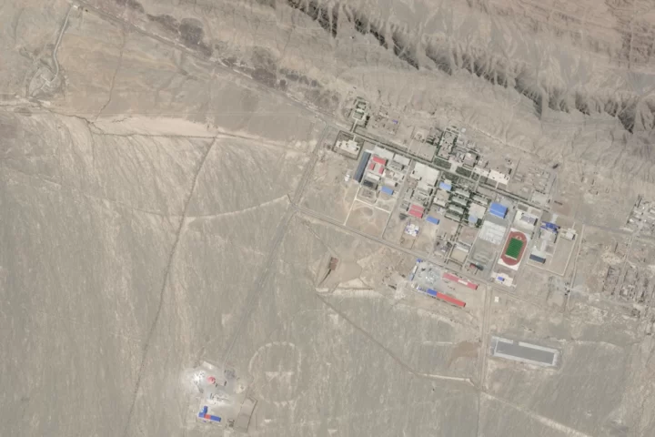 La construcció en els darrers anys d'una dotzena d'edificis i infastructures noves, com també l'augment dràstic del trànsit, evidencien l'abast de les obres ampliació del centre d'assajos nuclears de Lop Nur, a l'extrem oest de la Xina (fotografia: Planet Labs/The Washington Post).