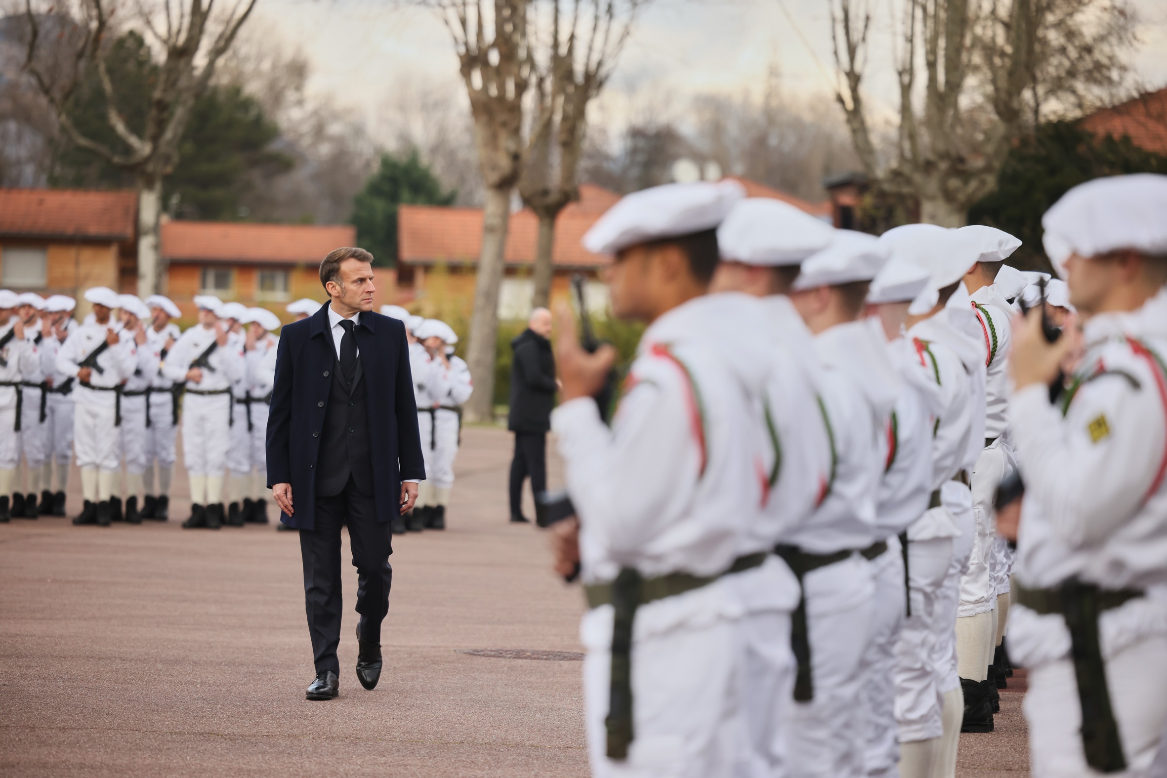 Macron, en la visita d'avui a la brigada d'infanteria a Varces (fotografia: EFE/ EPA/Thomas Padilla)