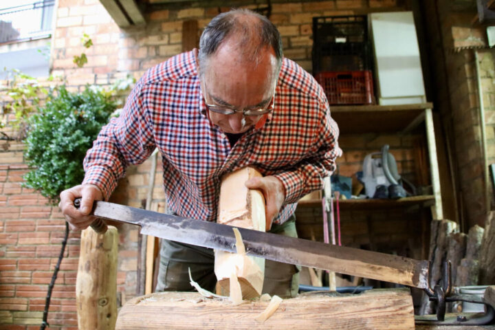 Josep Pratdesaba comença a fer un esclop (fotografia: ACN / Laura Busquet).