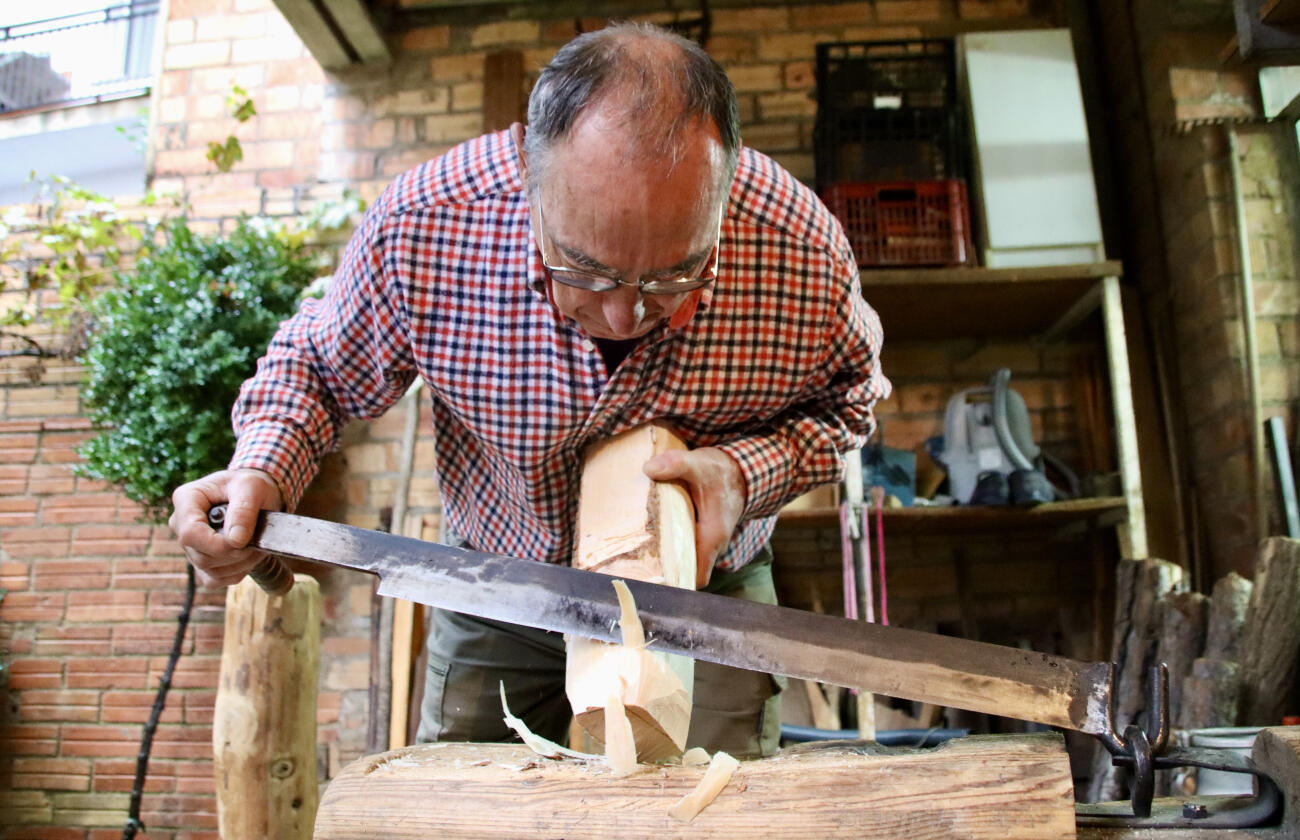 Josep Pratdesaba comença a fer un esclop (fotografia: ACN / Laura Busquet).
