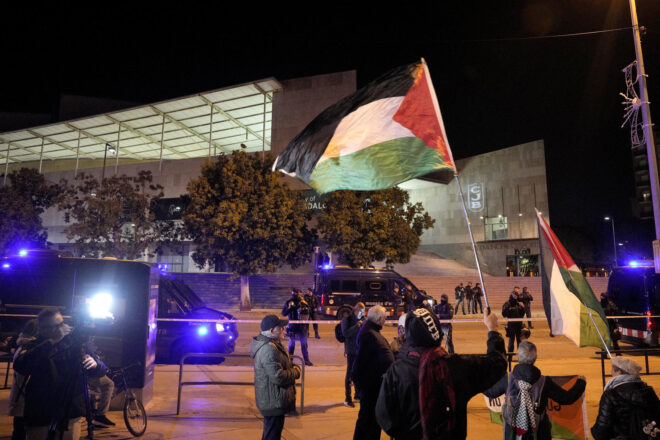 El Joventut i el Hapoel Holon accedeixen al Palau Olímpic blindat pels Mossos malgrat les protestes