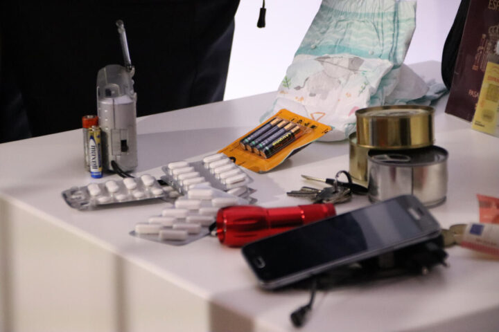 Un moment de la presentació del kit d'emergència (fotografia: ACN / Blanca Blay).