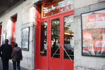 La façana de la Sala Beckett, amb cartells que anuncien els espectacles d'aquest novembre (fotografia: ACN / Clàudia Corbella).