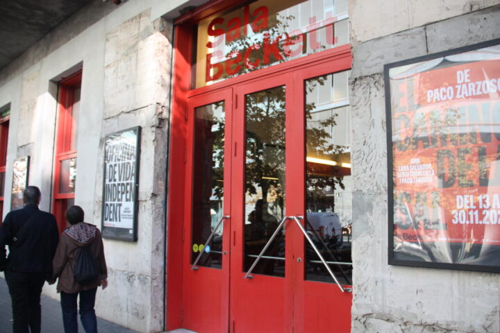 La façana de la Sala Beckett, amb cartells que anuncien els espectacles d'aquest novembre (fotografia: ACN / Clàudia Corbella).