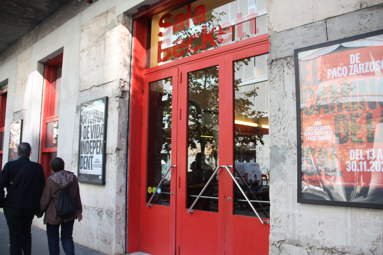 La façana de la Sala Beckett, amb cartells que anuncien els espectacles d'aquest novembre (fotografia: ACN / Clàudia Corbella).