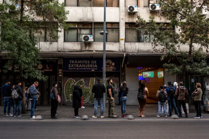 Immigrants fan cua a Santiago de Xile, la capital de Xile, el proppassat 5 de novembre (fotografia: Cristóbal Olivares/Bloomberg).