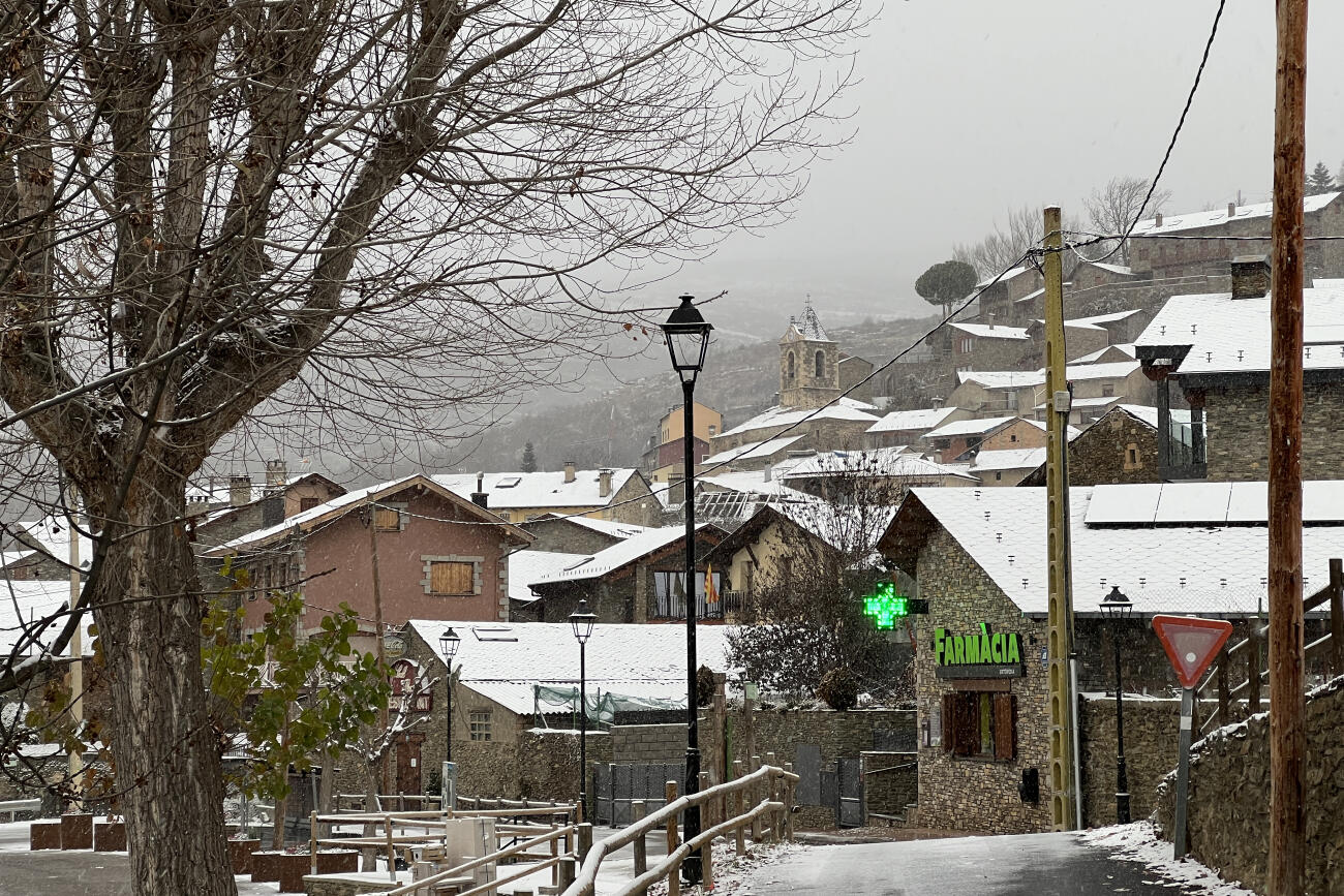 Vista d’una part del poble de Ger (Cerdanya) amb teulades i carrers emblanquinats. Fotografia: ACN.