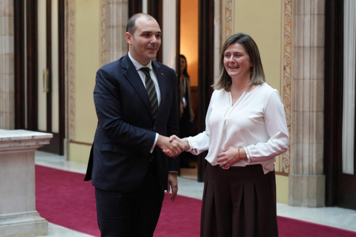 El conseller de la Presidència, Albert Dalmau, i la síndica d'Aran, Maria Vergés, encaixen la mà al parlament (fotografia: ACN / Marta Sierra).