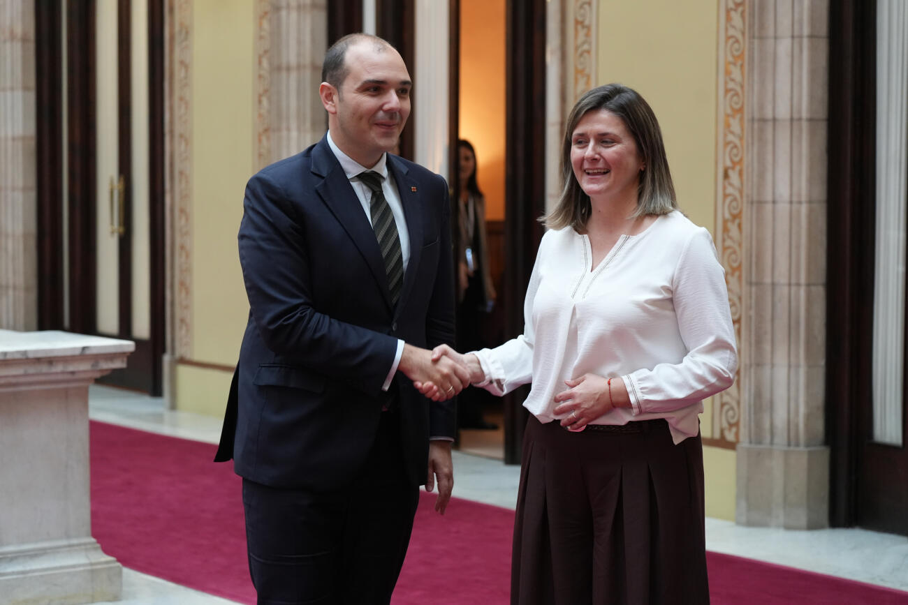 El conseller de la Presidència, Albert Dalmau, i la síndica d'Aran, Maria Vergés, encaixen la mà al parlament (fotografia: ACN / Marta Sierra).