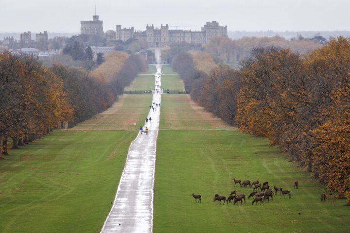 Vista de l'entrada al castell de Windsor, residència principal de la reina Isabel II del 2011 al 2022, aquesta setmana (fotografia: Tolga Akmen / EFE).