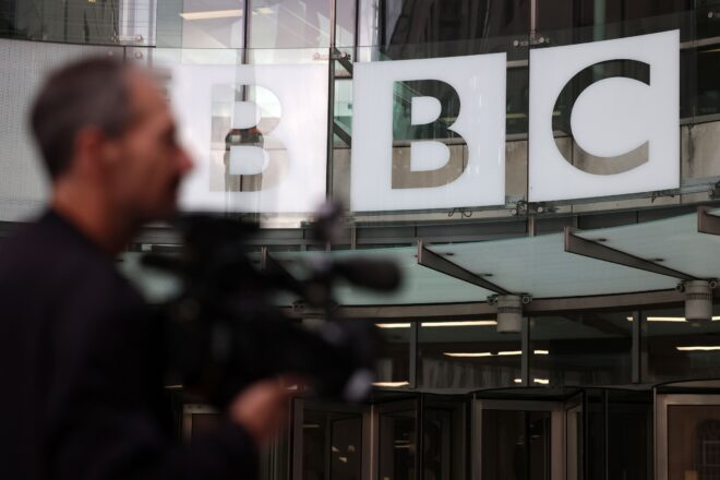 Per què Trump ha declarat la guerra a la BBC?