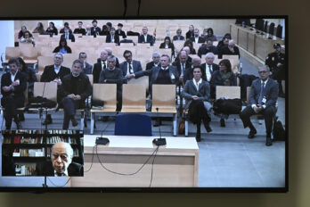 Imatge d'una pantalla amb la realització televisiva del judici (fotografia: Fernando Villar).