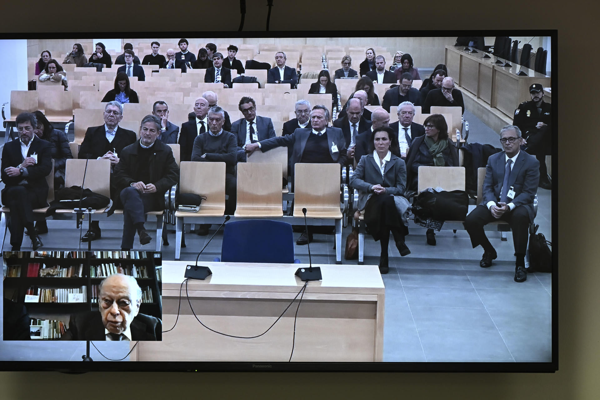 Imatge d'una pantalla amb la realització televisiva del judici (fotografia: Fernando Villar).