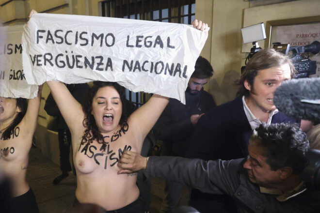 Un franquista agredeix sexualment activistes de Femen en una protesta contra una missa per Franco