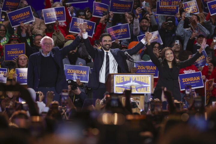 Mamdani (centre) saluda els seus seguidors durant un acte polític amb el senador Bernie Sanders (esquerra) i la representant Alexandria Ocasio-Cortez (dreta) a Nova York, la setmana passada (fotografia: Sarah Yenesel/Efe).