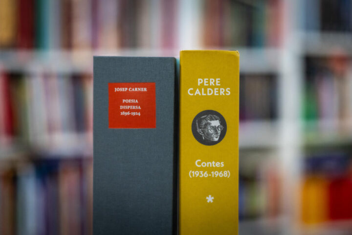 El volum de poesia completa de Josep Carner i un recull de contes de Pere Calders a la llibreria Strogoff (fotografia: ACN / Jordi Borràs).