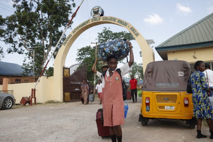 Una alumna nigeriana a la sortida de l'escola a Abuja, a Nigèria, dissabte. El govern ha ordenat el tancament de totes les escoles del nord-oest del país en resposta als segrestos de la setmana passada (fotografia: Afolabi Sotunde/Efe).