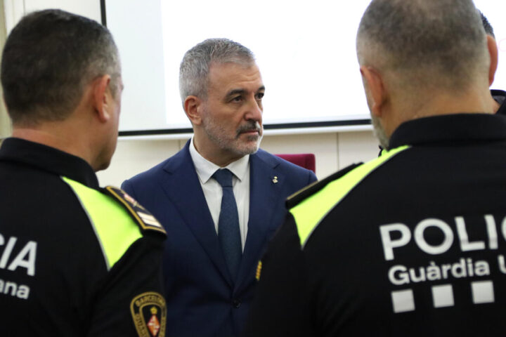 Imatge d'arxiu del batlle Collboni amb agents de la Guàrdia Urbana.