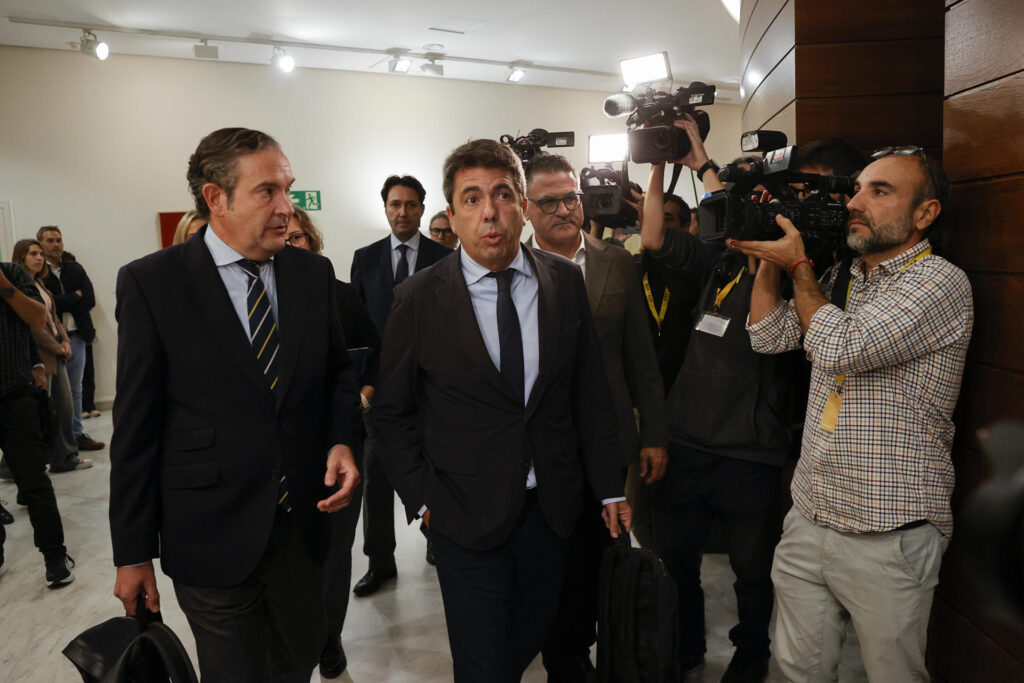 El PP es limita a defensar Mazón i no li fa cap pregunta durant la comissió d’investigació de la gota freda