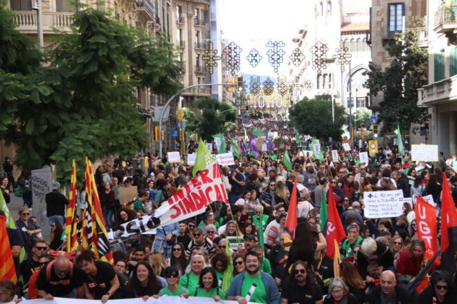 Manifestació multitudinària de docents a Barcelona per a demanar millores al govern: “Si no mouen fitxa, continuarem mobilitzant-nos”