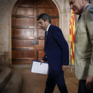 Denigrar el càrrec fins el dia de la dimissió: Carlos Mazón s’ofega en el seu relat