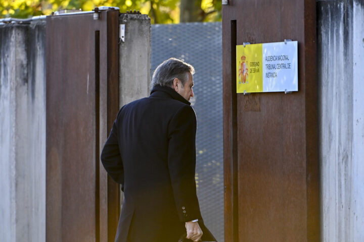 Fotografia: Josep Pujol entra a l'Audiència espanyola el primer dia del judici (fotografia: Fernando Villar)