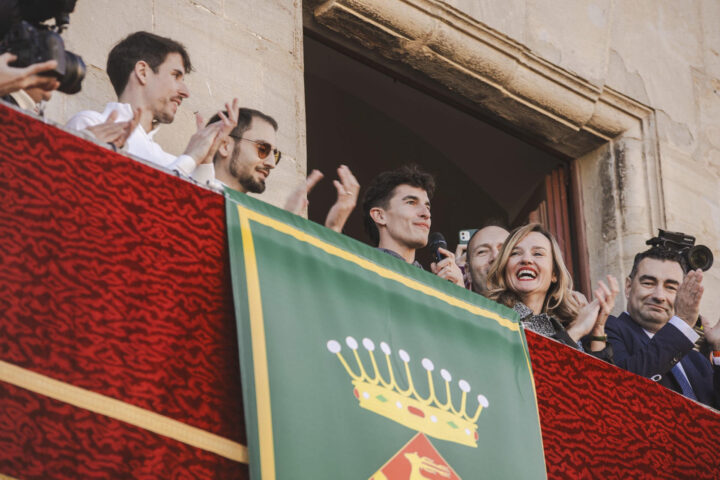 Els germans Márquez, al balcó de l'Ajuntament de Cervera (fotografia: EFE / Ministeri d'Educació espanyol).