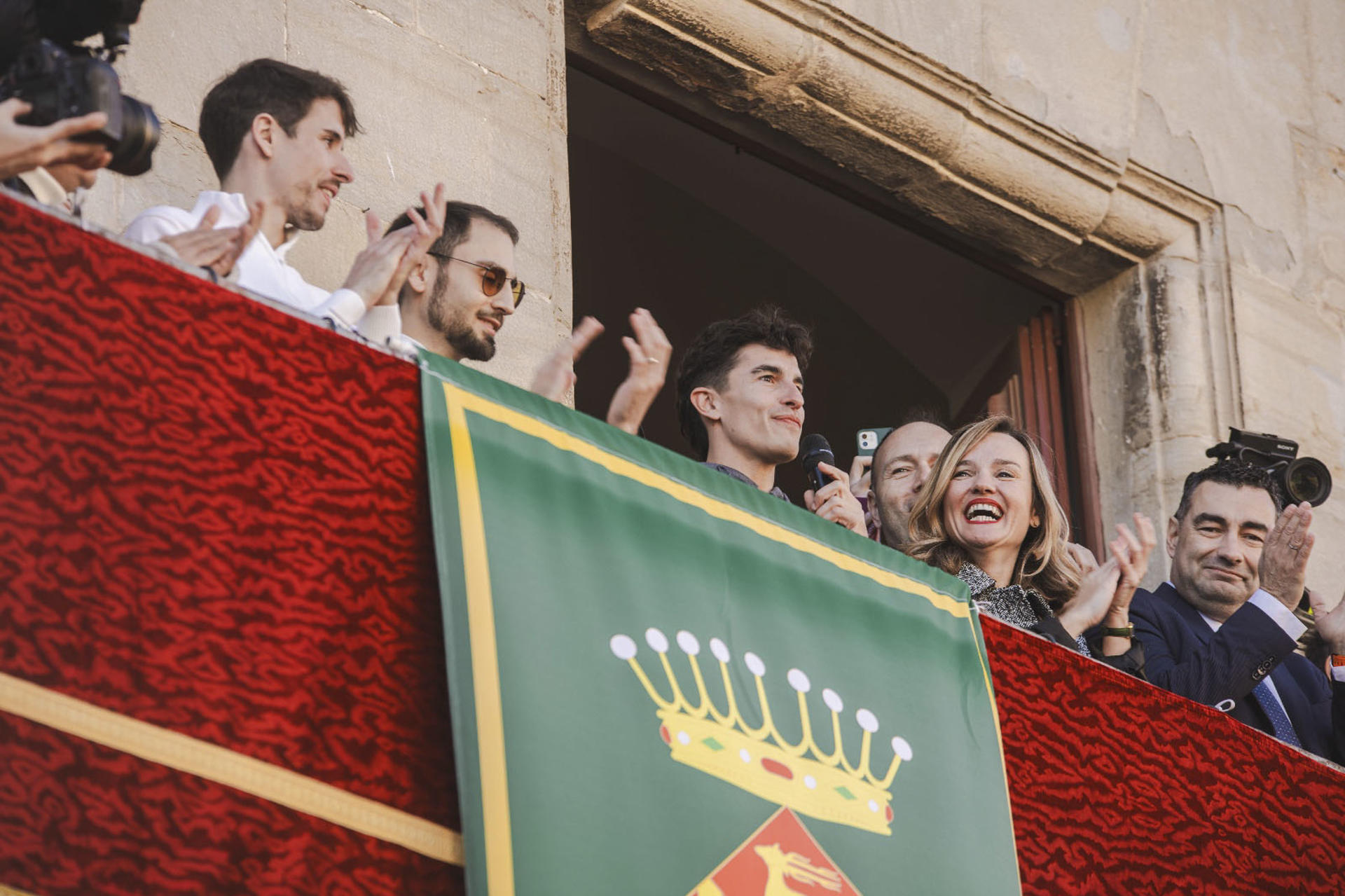 Els germans Márquez, al balcó de l'Ajuntament de Cervera (fotografia: EFE / Ministeri d'Educació espanyol).