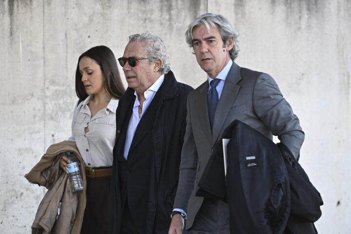 Luis Delso i els seus advocats (fotografia: Fernando Villar)