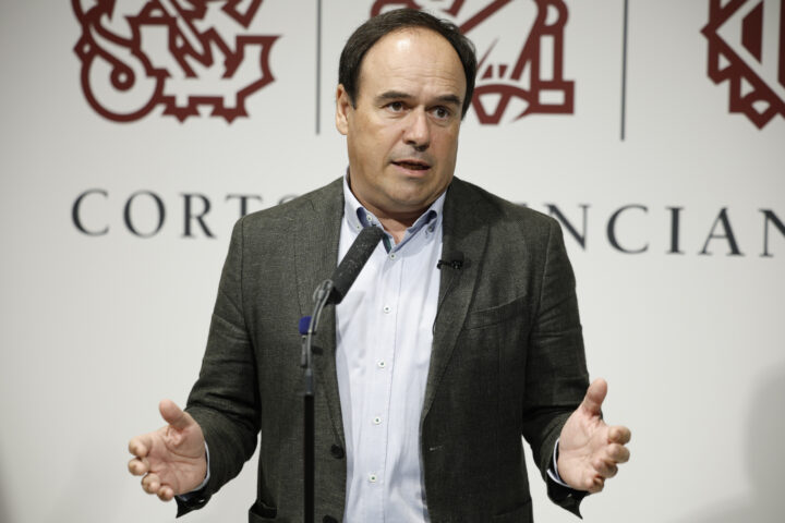 Juanfran Pérez Llorca, escorta Carlos Mazón a les Corts