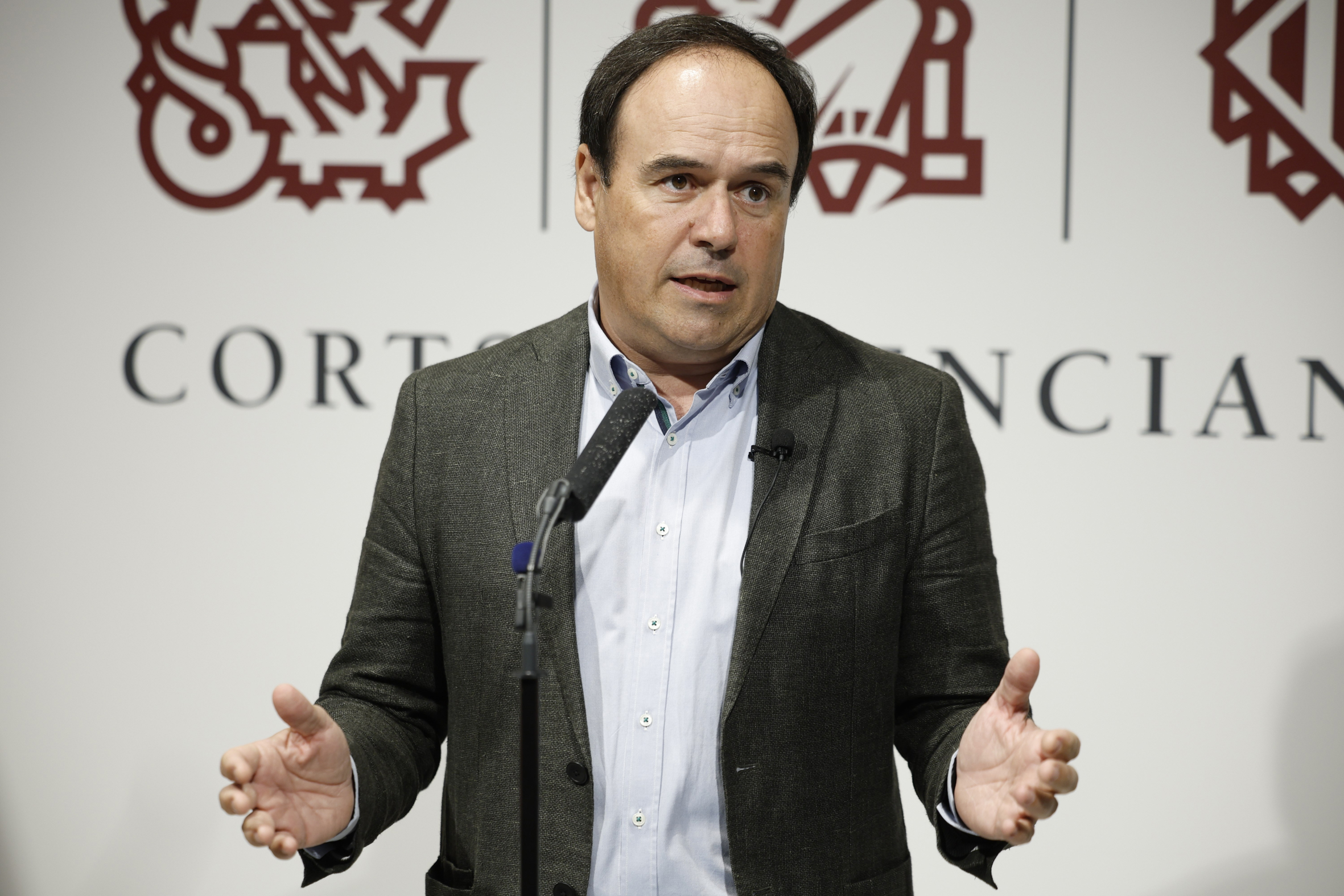 Juanfran Pérez Llorca, escorta Carlos Mazón a les Corts