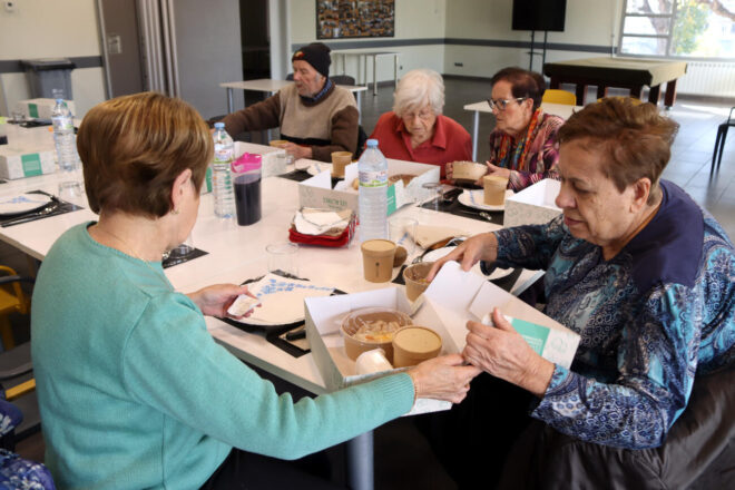 “Fins que no t’hi trobes, no saps què és estar tot sol”: dinar plegats per evitar la solitud