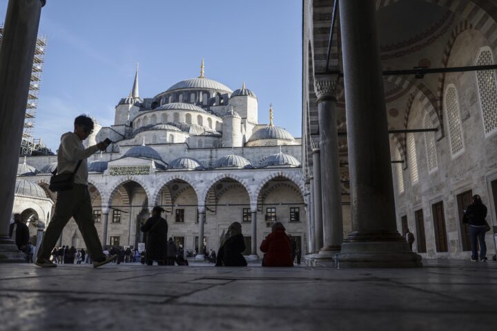 Vista de la Mesquita Blava d'Istanbul, que el papa visitarà durant la seva estada a Turquia, abans-d'ahir (fotografia: Erdem Sahin/Efe).