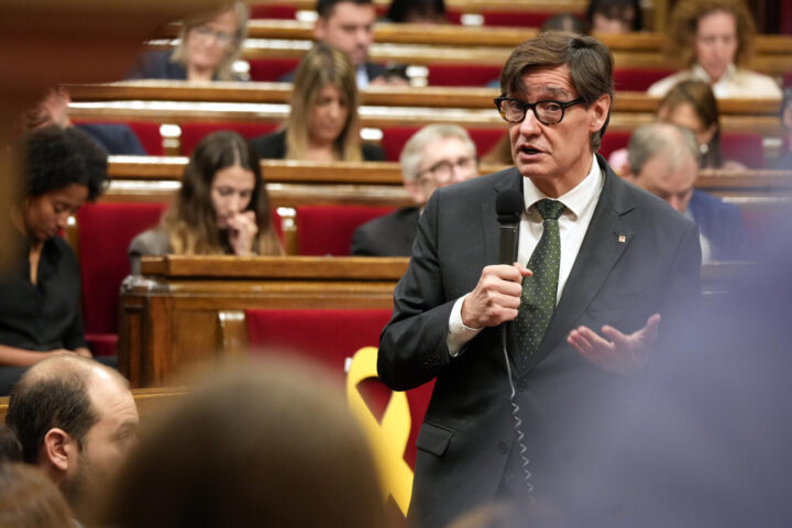 El president de la Generalitat, Salvador Illa, al ple del parlament (fotografia: ACN).