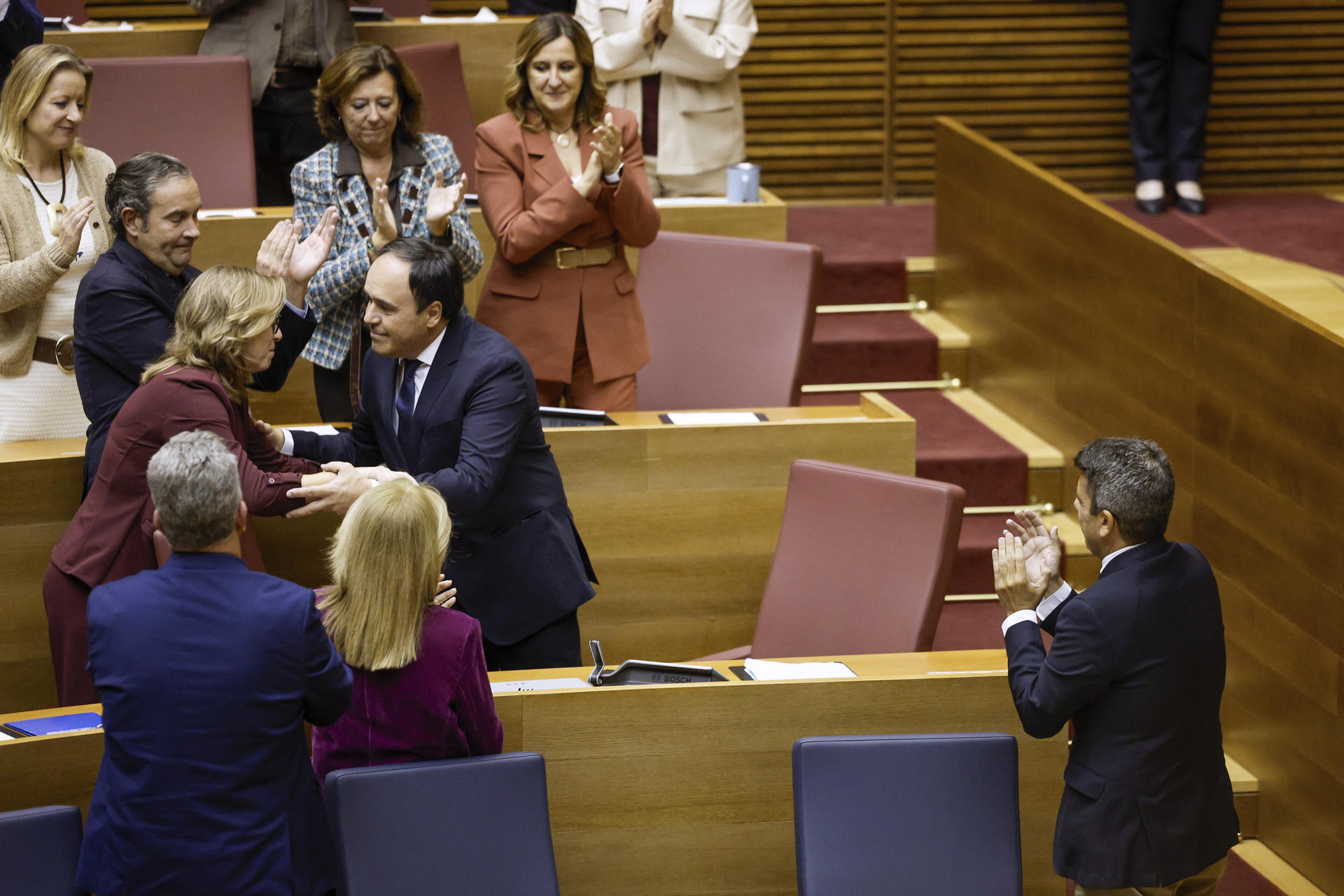 Carlo Mazón aplaudeix Pérez Llorca, aïllat dels altres diputats del PP (fotografia: EFE /Kai Forsterling).