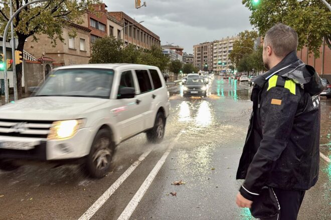 Una dona, ferida crítica en caure-li un fanal a Sabadell en ple temporal