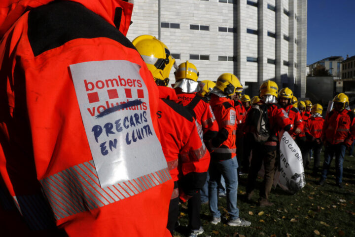 Un bomber porta un adhesiu de Bombers Precaris en Lluita a Lleida.