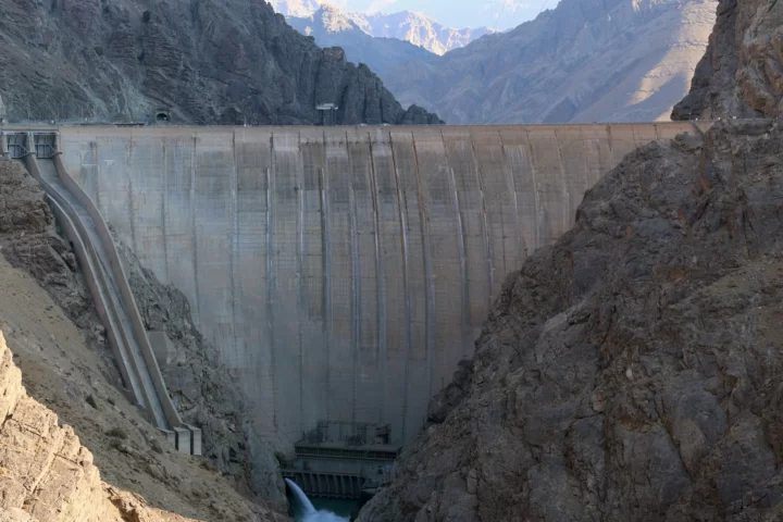 Presa a l'Iran. Trenta-dues de les preses del país, pel cap baix, es troben per sota del 5% de capacitat (fotografia: Abedin Taherkenareh/Efe).