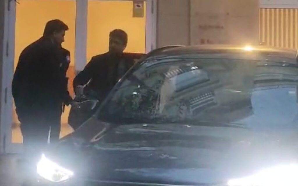 [VÍDEO] Mazón evita les víctimes i surt per la porta del darrere de les Corts