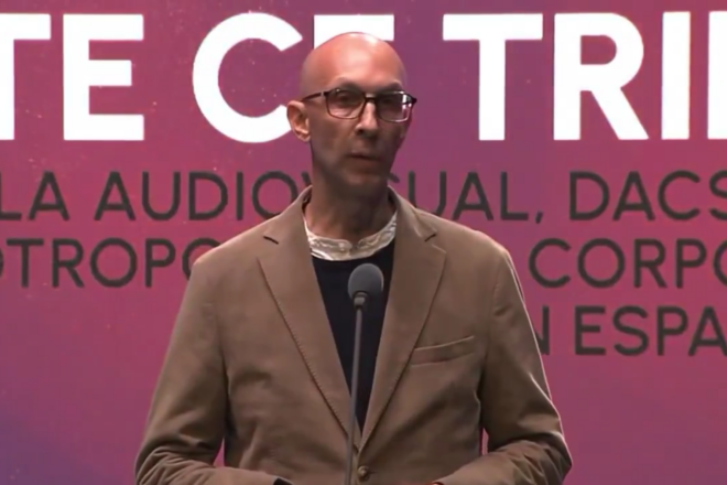 [VÍDEO] Un productor audiovisual valencià s’encara amb el director d’À Punt: “S’ha quedat a gust amb la correguda?”