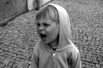 Un nen cridant. (Foto: Mindaugas Danys a Viquipèdia)