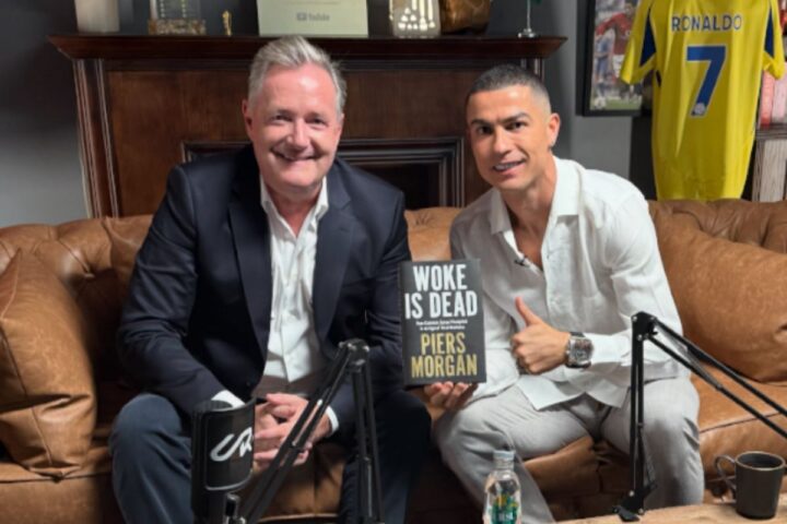 Ronaldo posa amb el llibre 'Woke is dead' del periodista conservador Piers Morgan.