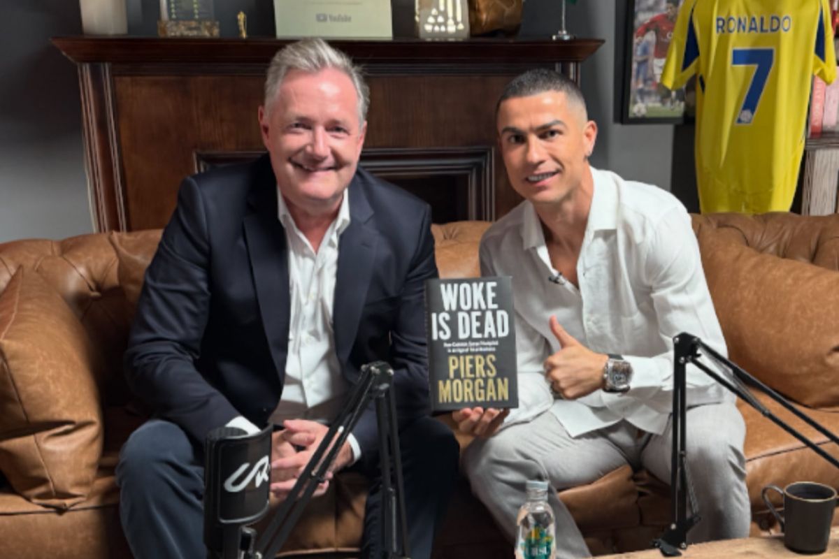 Ronaldo posa amb el llibre 'Woke is dead' del periodista conservador Piers Morgan.